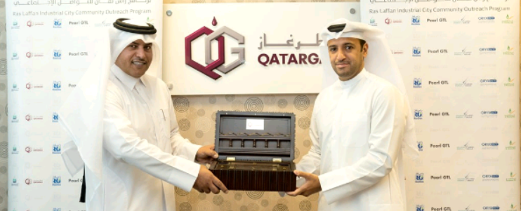 برنامج راس لفان للتواصل الاجتماعي يرعى تركيب محطات الشحن بالطاقة الشمسية في الحدائق العامة في منطقة الشمال